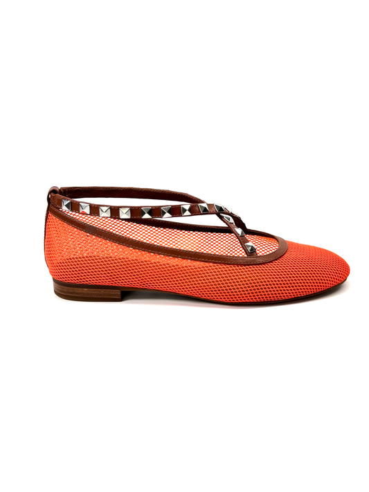 Sapatilha Laranja com Tiras de Couro e Spikes