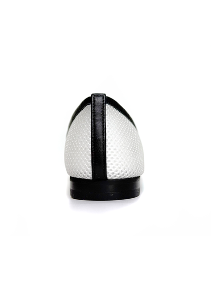 حذاء مسطح باللونين الأبيض والأسود