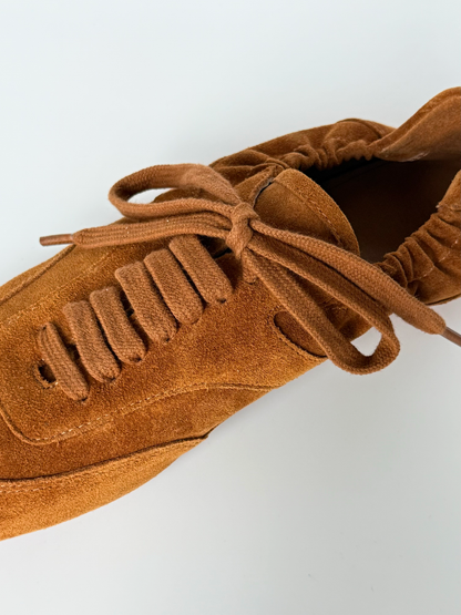 Tênis de camurça marrom