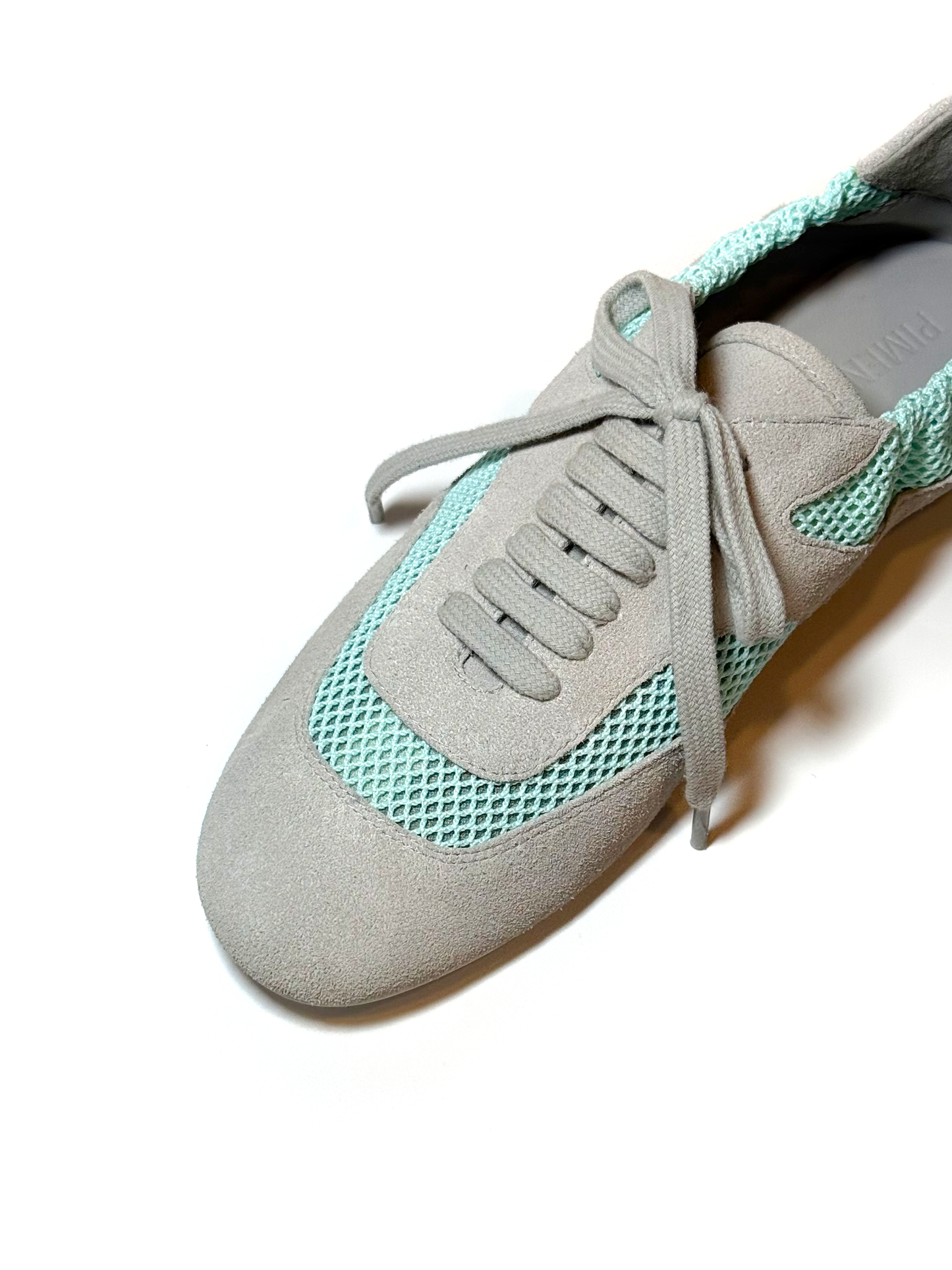 Tenis de camurça cinza com tecido verde.