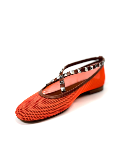 Sapatilha Laranja com Tiras de Couro e Spikes