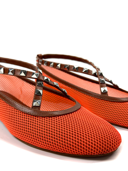 Sapatilha Laranja com Tiras de Couro e Spikes