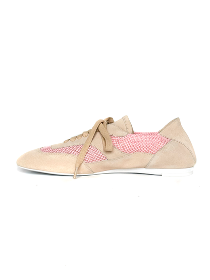 Tênis de couro com detalhes em malha rosa