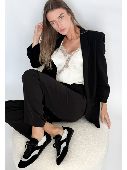 Tênis de couro branco e preto